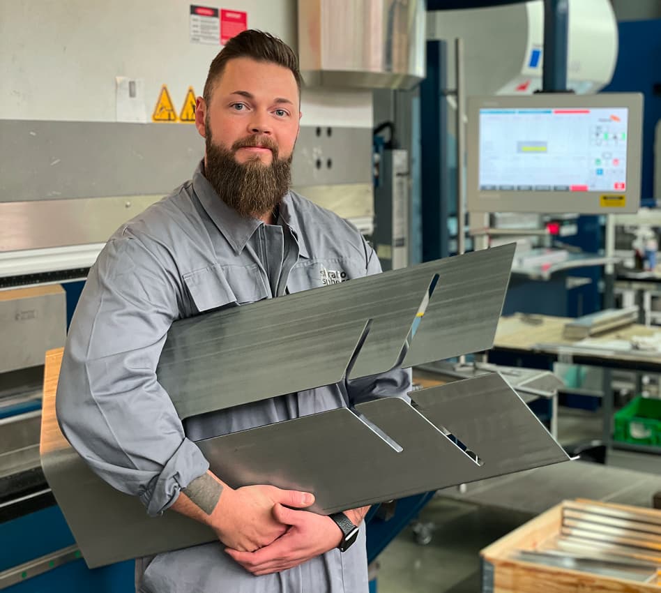 Ingenieur mit Stratosphere-Bauteil in Produktionsumgebung